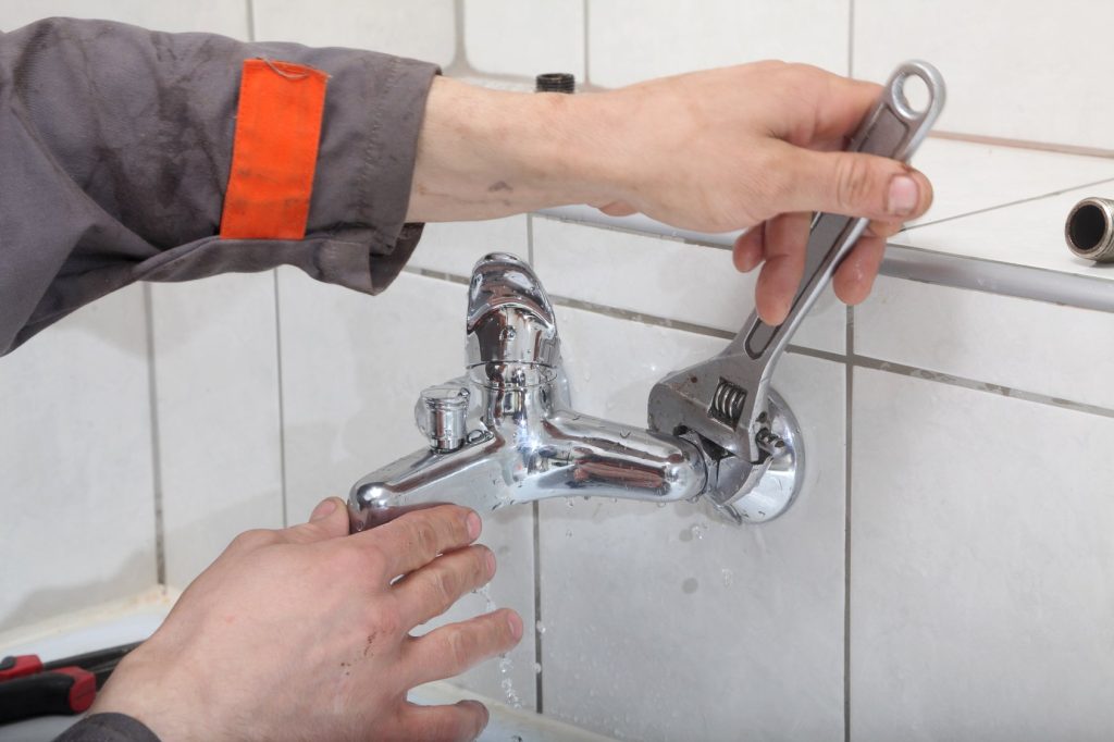 Installation de robinets, mitigeurs et équipements sanitaires